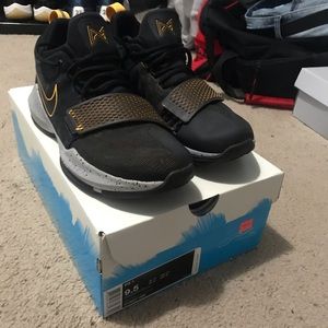 Paul George 1/pg1 BLACK/UNIVERSITY GOLD-WOLF
